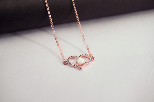 Crystal Heart Pendant Necklace – Rose Gold-Chain with White Center Stone